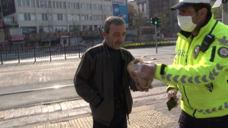 (ÖZEL) Polis, ekmek için sokağa çıkan vatandaşa simitlerini verdi
