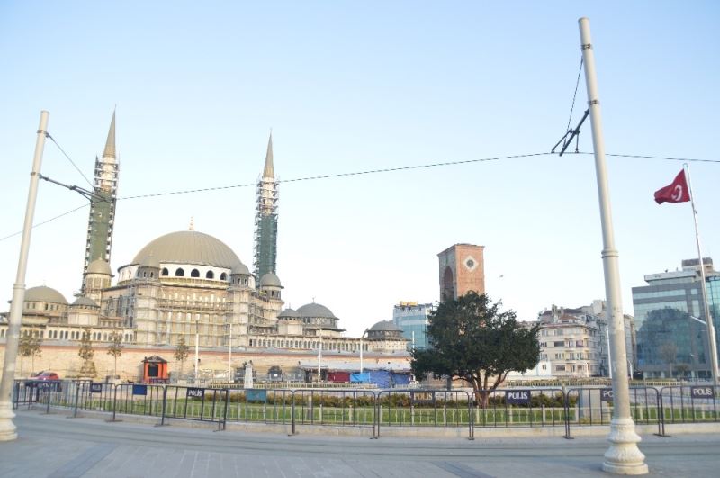 İstanbul’un meydanları boş kaldı
