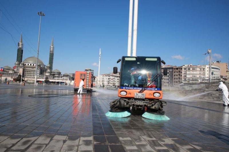 Meydan ve sokaklar mesai başlangıcına hazır hale getirildi
