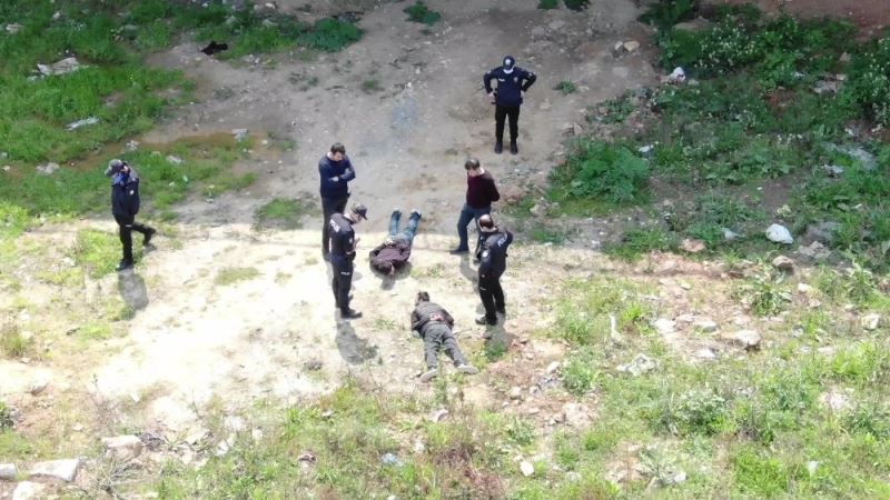 (Özel) Motosikletle polisten kaçan şahısların yakalandığı anlar havadan görüntülendi
