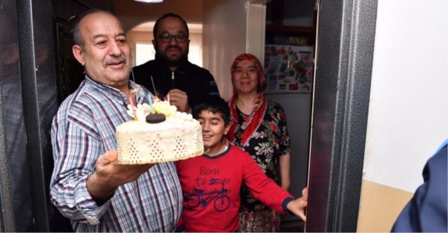 Başkan Yıldız, küçük Emin’in dedesi için doğum günü pastası talebine duyarsız kalmadı