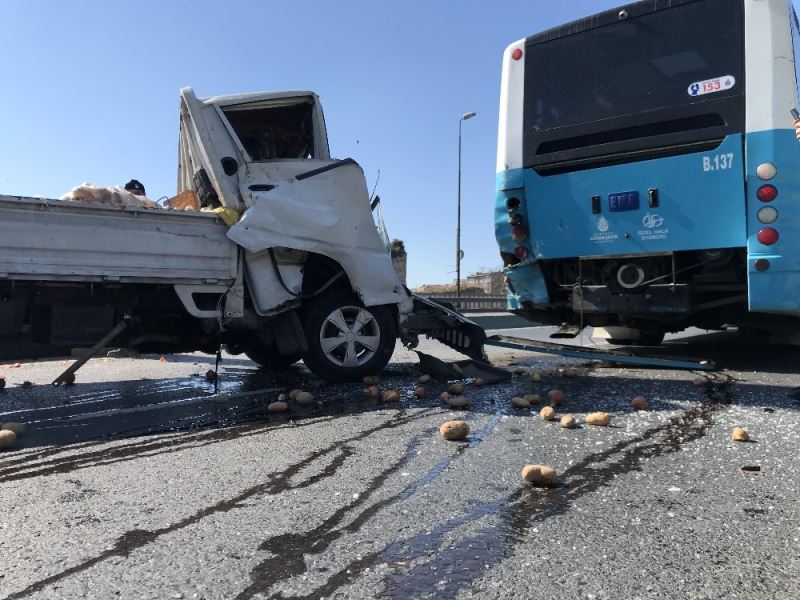 (Özel) Edirnekapı’da kamyonet özel halk otobüsüne çarptı: 2 yaralı
