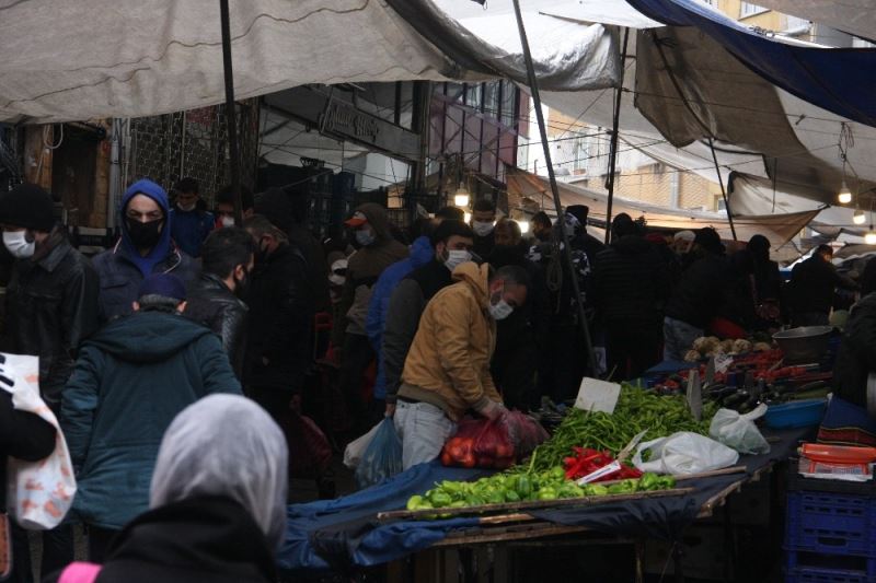 Fatih’teki Pazar yerinde sosyal mesafe kuralına uyulmadı
