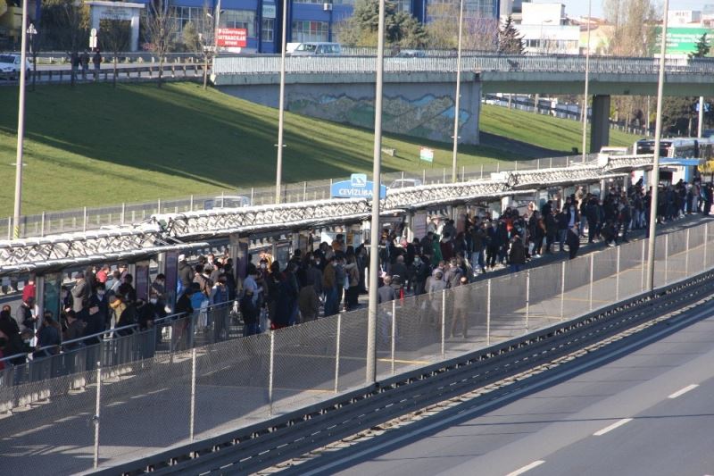 Metrobüs kazası nedeniyle Cevizlibağ’da yolcu yoğunluğu: Sosyal mesafe hiçe sayıldı
