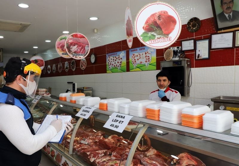 Büyükçekmece esnafına maske ve siperlik dağıtılıyor
