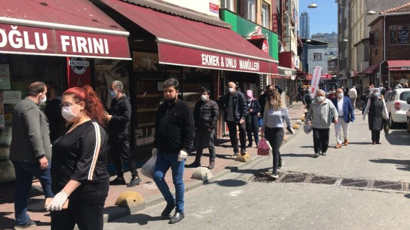 (Özel) İstanbul’da yasağa saatler kala vatandaşlar alışverişe akın etti

