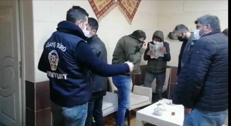 (Özel) Açık olan kafe basıldı, polisi görünce yüzlerini gazeteyle kapattılar
