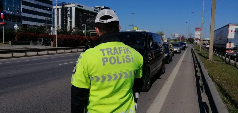 D-100 karayolunda polis ekipleri sokağa çıkma kısıtlamasını denetimleri havadan görüntülendi
