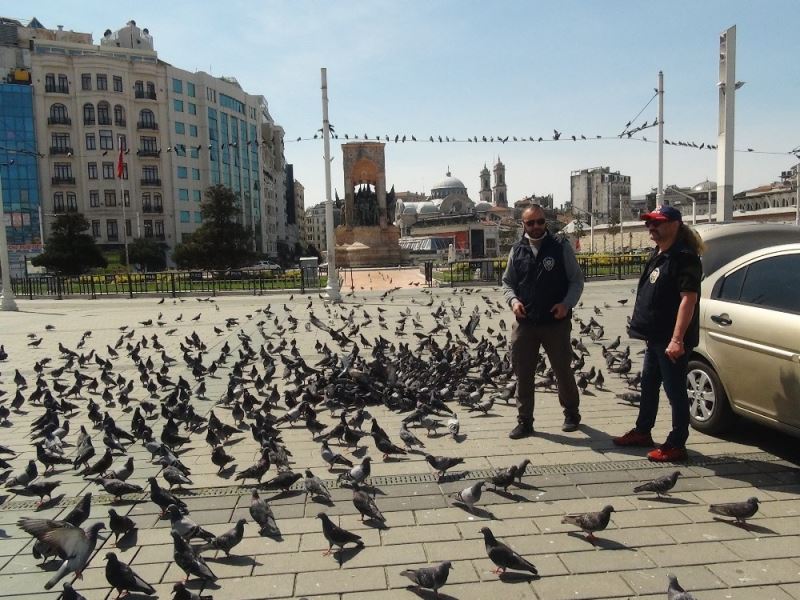 (ÖZEL) Polisler Taksim Meydanı’nda güvercinleri böyle besledi
