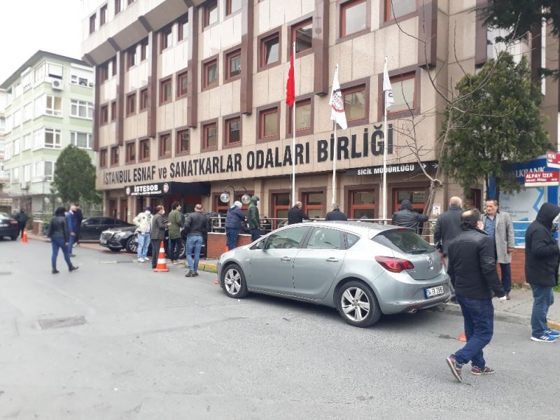 Kredi desteğinde vatandaşlar sosyal mesafeye dikkat etmedi
