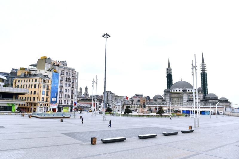 Taksim Meydanı ve İstiklal Caddesi bomboş kaldı
