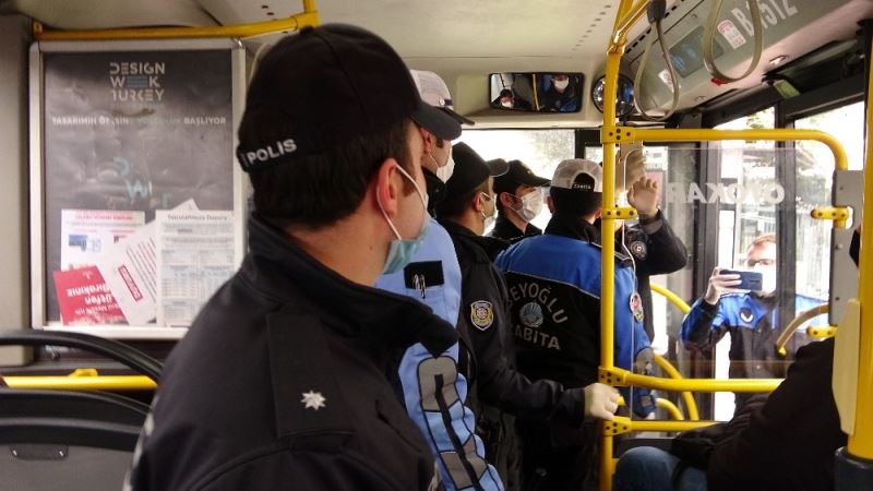 (Özel) İstanbul polisinden toplu taşımadaki yolculara “sosyal mesafe” uyarısı
