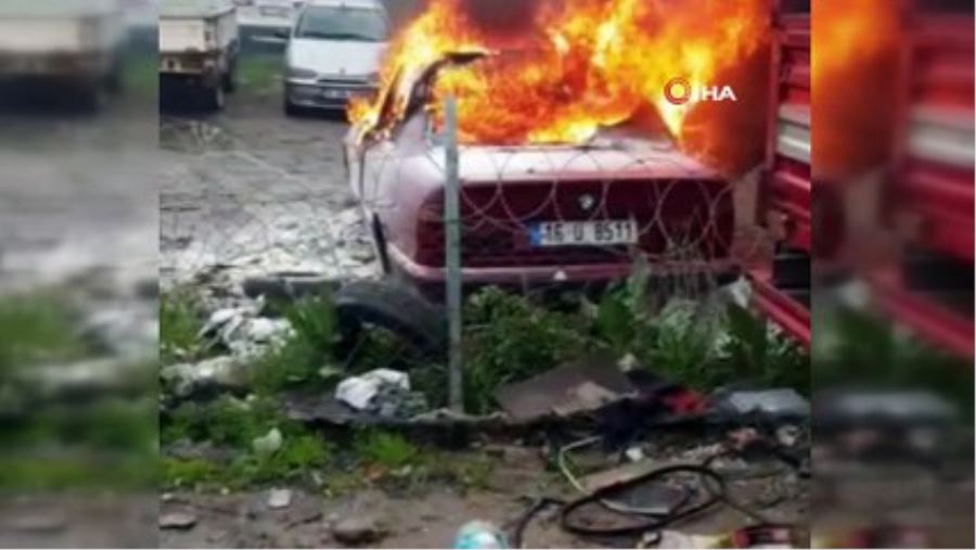 (Özel) Bayrampaşa’da park halindeki otomobil alev alev yandı
