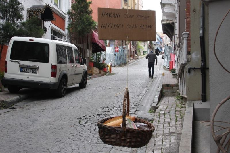 Balat’ta yaşayan İtalyan, dayanışma sepeti ile ihtiyaç sahiplerine ulaşmaya çalışıyor
