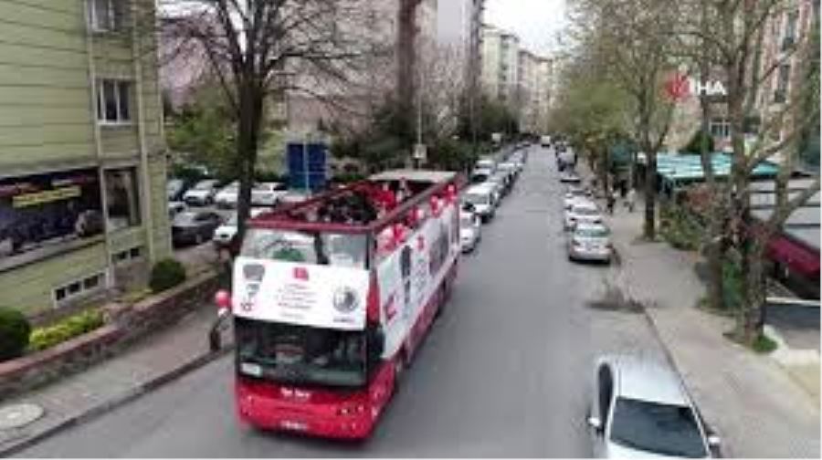 23 Nisan kutlamaları için sokak sokak gezen bando otobüsü havadan görüntülendi
