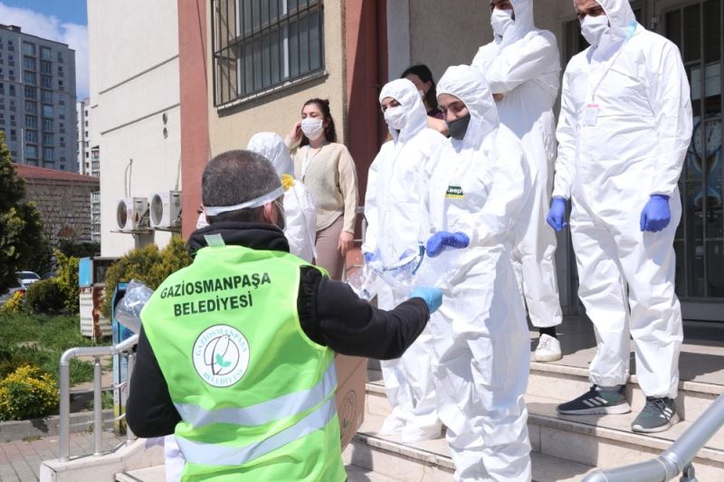 Sokağa çıkma kısıtlamasının ilk gününde sağlıkçılar unutulmadı
