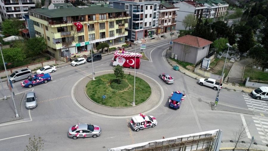 Çekmeköy’de polis, zabıta ve jandarma araçlarıyla yapılan 23 Nisan konvoyu havadan görüntülendi