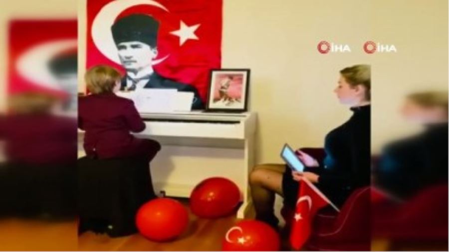 Anne oğul 23 Nisan’ı evde düet yaparak kutladı