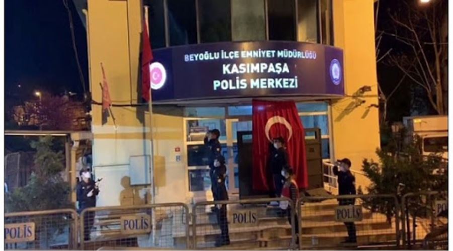 (Özel) İstanbul’daki polis merkezlerinden sosyal mesafeli 23 Nisan kutlaması