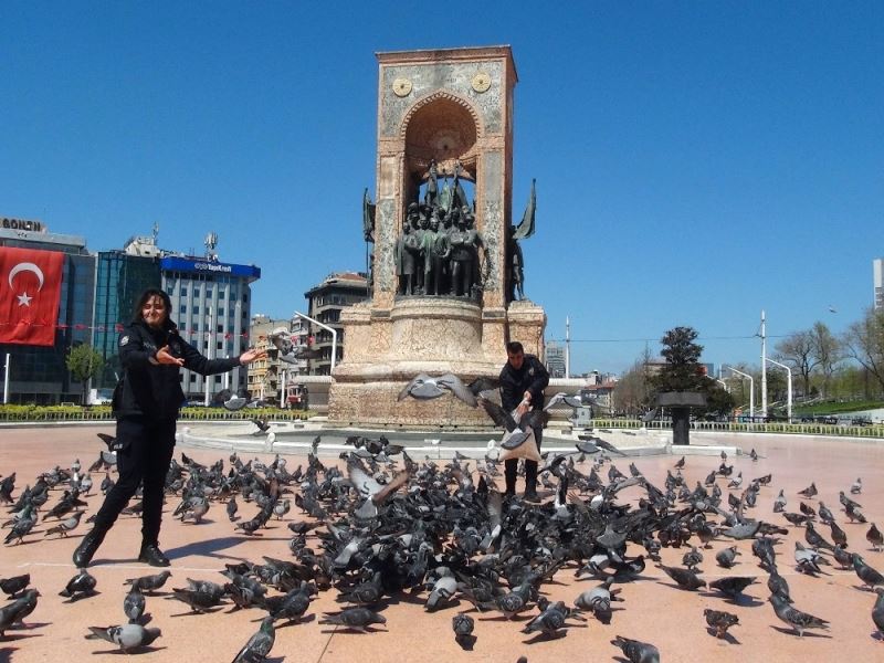 (Özel) Taksim’de polis ekipleri güvercinleri unutmadı
