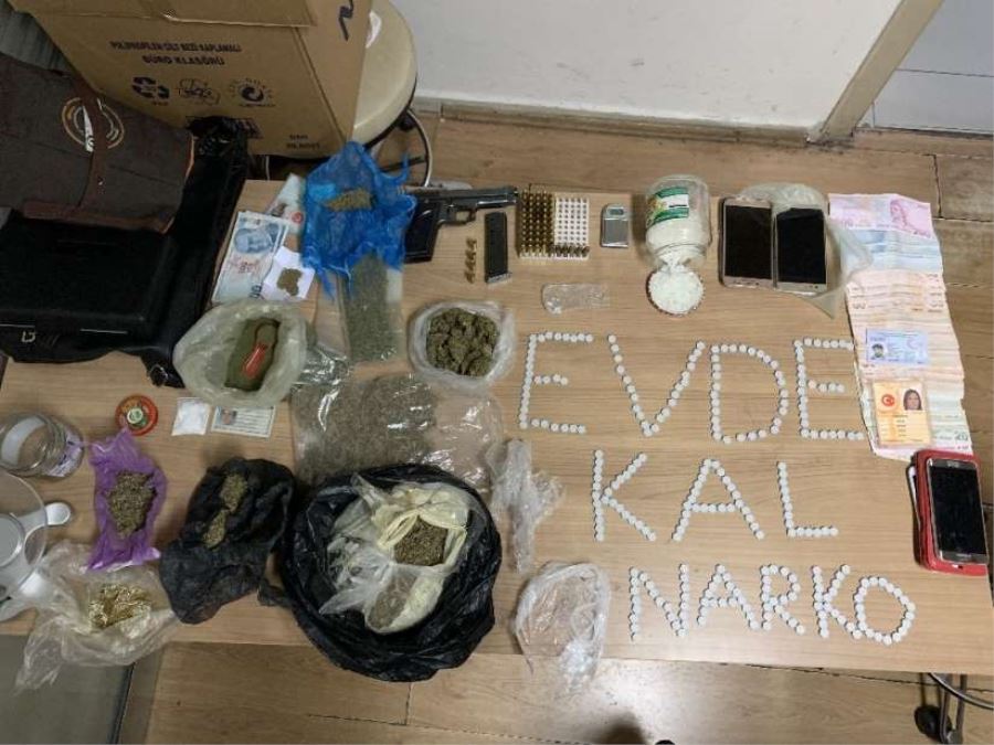 (Özel) İstanbul’da torbacıların zula evindeki masalı sistemden uyuşturucu fışkırdı