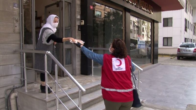 Türk Kızılay Kadıköy’de ramazan pidesi dağıttı
