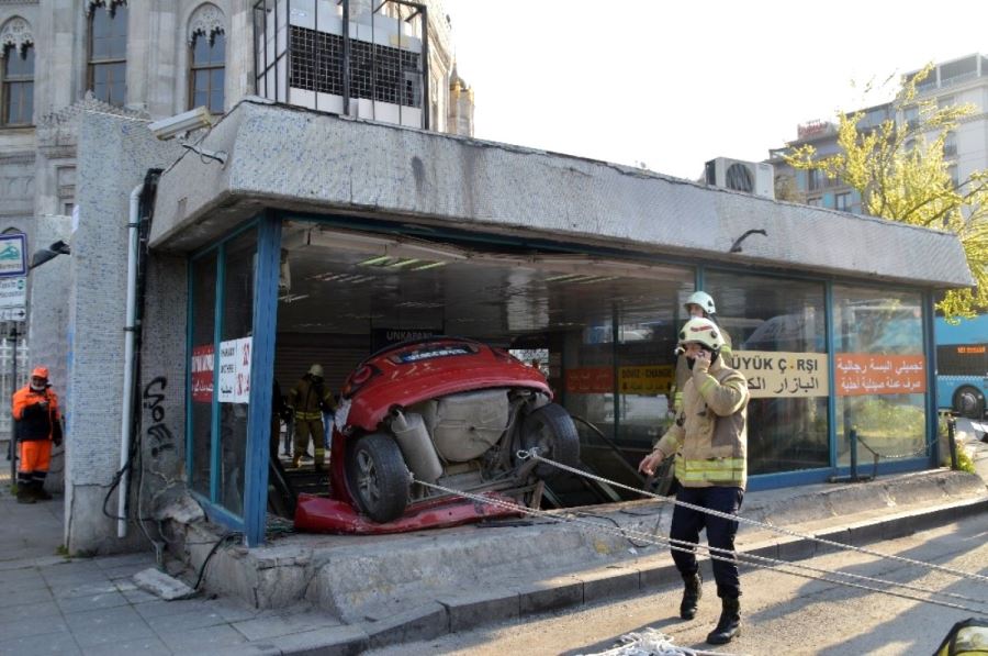 İETT otobüsüne çarpan araç Aksaray Yeraltı Çarşısı’na uçtu