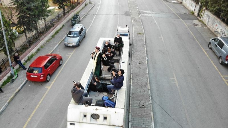 Maltepe’de seyyar meddah ve musiki gösterisini izlemek için balkonlara ve pencerelere koştular
