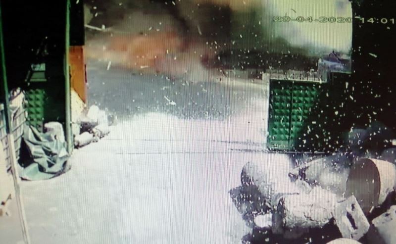 Pendik’te ham madde deposunda gerçekleşen patlama anı kamerada
