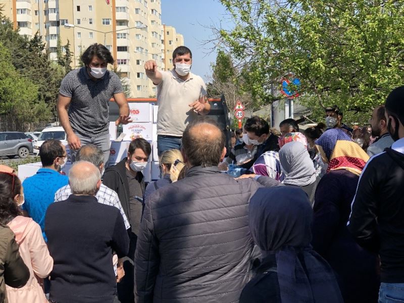 (Özel)Yardım kolisi dağıtımında sosyal mesafe unutuldu

