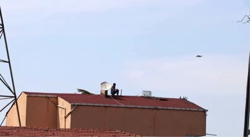 (Özel) Hava almak için çatıya çıktı karşısında polis dronesini görünce şaşkına döndü
