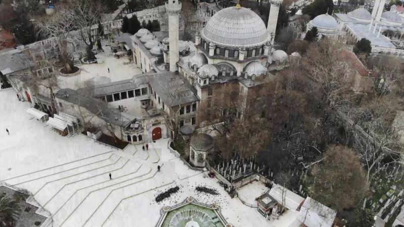 Eyüp Sultan Camii’nin avlusu kuşlara kaldı
