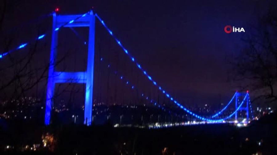 Fatih Sultan Mehmet Köprüsü otizm farkındalık günü kapsamında maviye boyandı