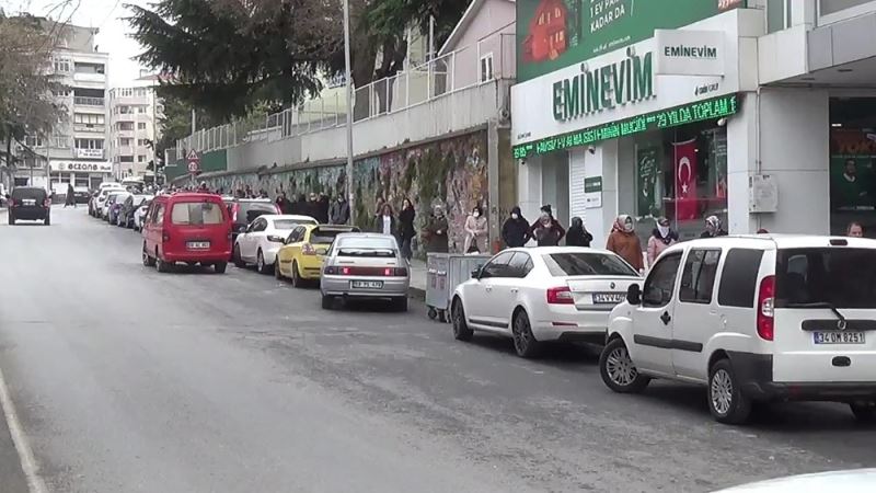 Silivri’de bin TL’lik yardım kuyruğunda sosyal mesafeye detayı
