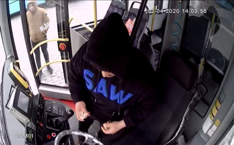 (ÖZEL) Park halindeki otobüse giren hırsızlık kamerada

