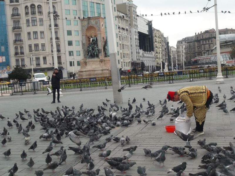 Taksim’de aç kalan güvercinleri beslediler
