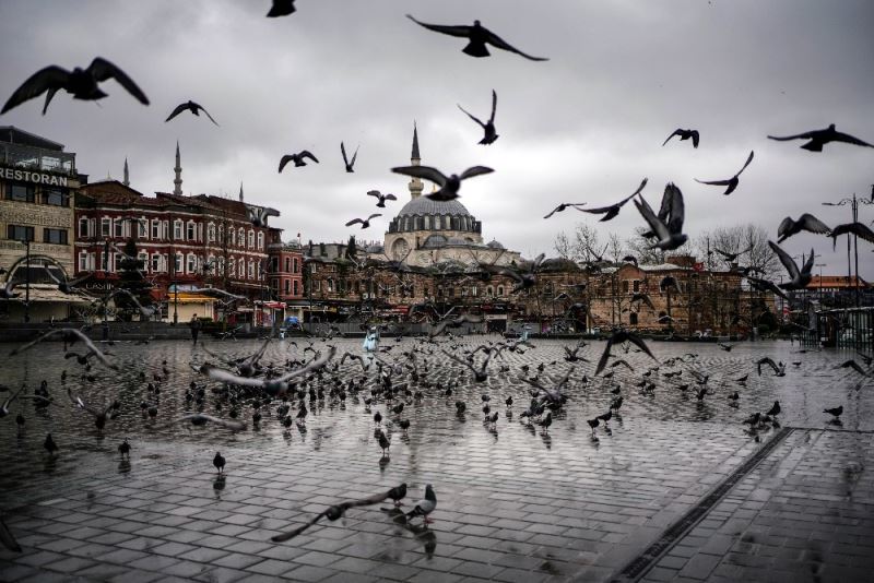 İstanbul’da sokaklar ve caddeler ıssız kaldı
