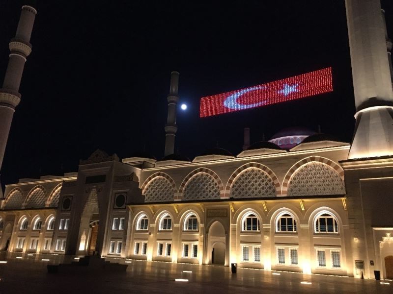 Çamlıca Camii’nde “Evde Kal Türkiyem” mahyası
