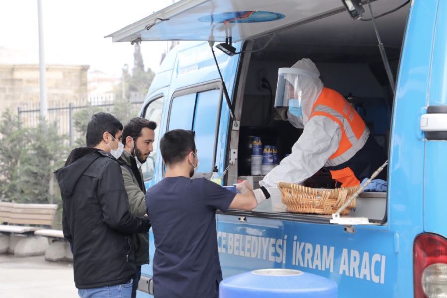 Belediye personelinden sağlık çalışanları için yüz korumalı siperlikli maske