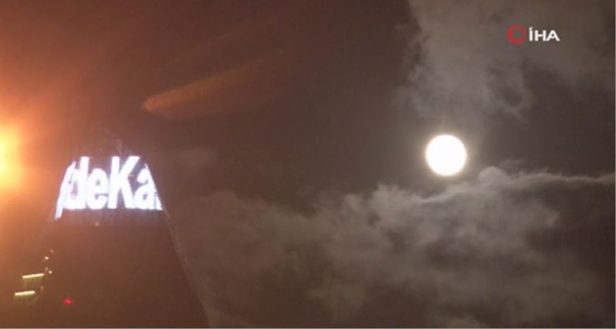 İstanbul’da Süper Ay “Evde kal” yazısıyla görüntülendi