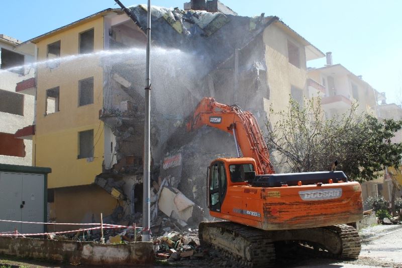 Büyükçekmece’de ağır hasarlı 64 daireli 8 binanın yıkım işlemlerine başlandı
