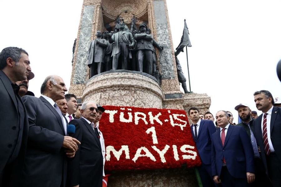 TÜRK-İŞ Cumhuriyet Anıtı’na çelenk bıraktı