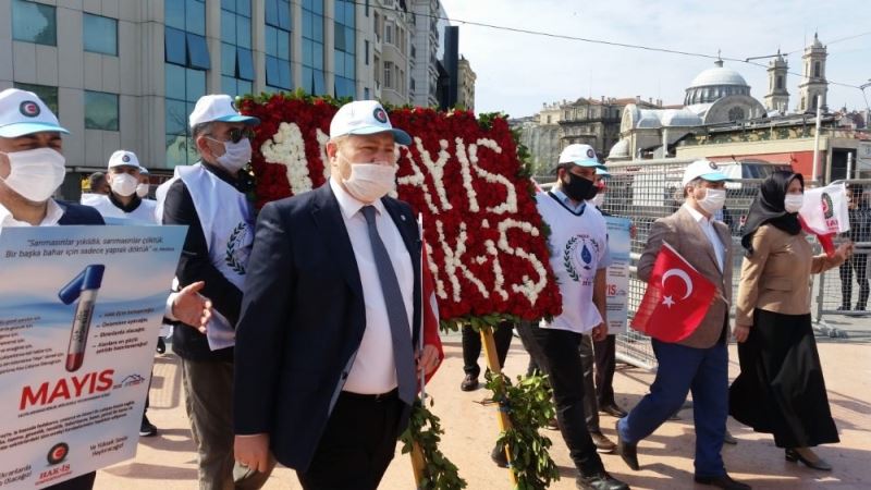 Birleşik Kamu İş Konfederasyonu Taksim’e çelenk bıraktı
