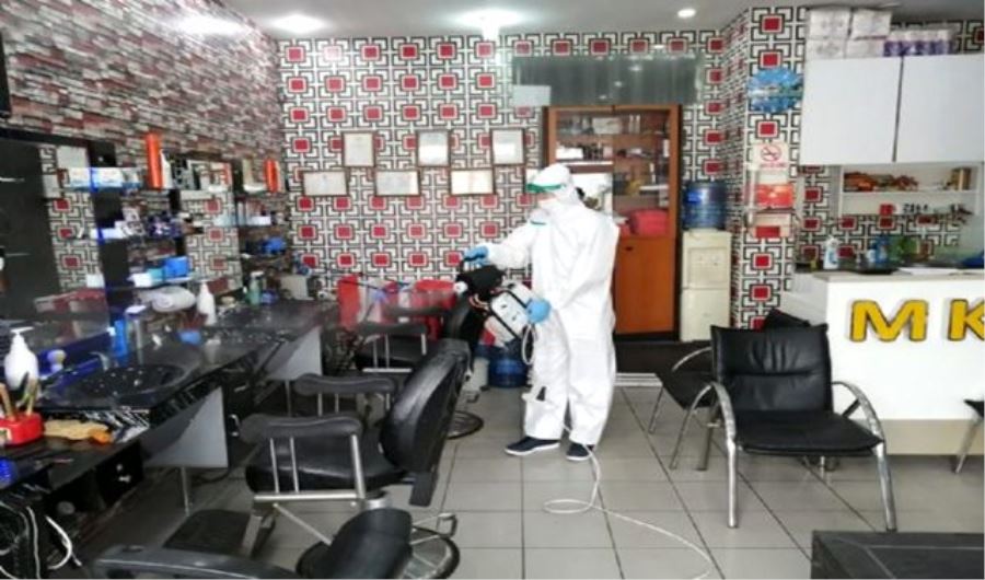 Bayrampaşa’da berberlerde dezenfekte çalışmaları sürüyor