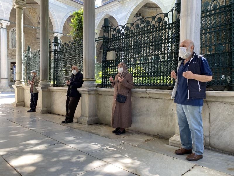 65 yaş üstü vatandaşlar yasağın kalkmasıyla Eyüpsultan Camii’ne akın etti
