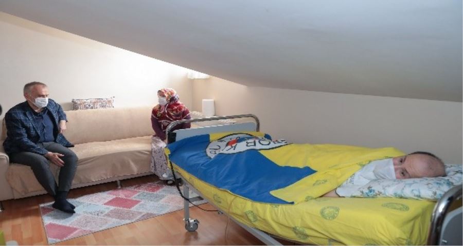 Çekmeköy’de yirmi yıldır engelli evlatlarına tek başına bakana anneye başkandan ziyaret