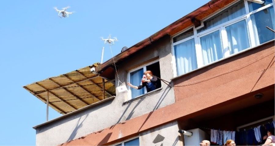 Kağıthane’de annelere drone ile çiçek