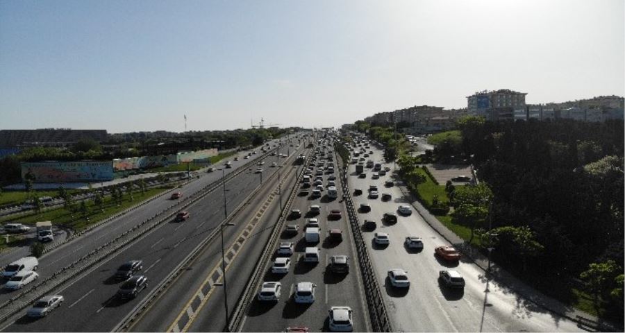 İstanbul mesai bitimi sonrası oluşan trafik yoğunluğu havadan görüntülendi