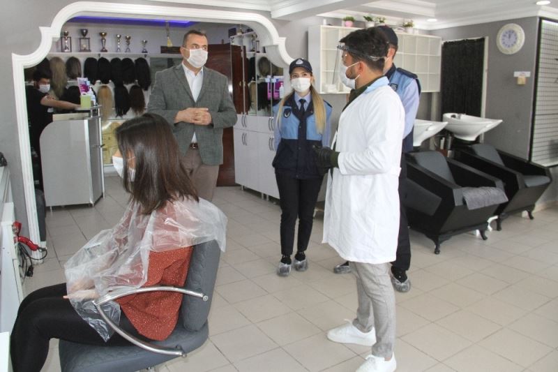 Esenler’de açılışın ilk gününde berber ve kuaförler denetledi
