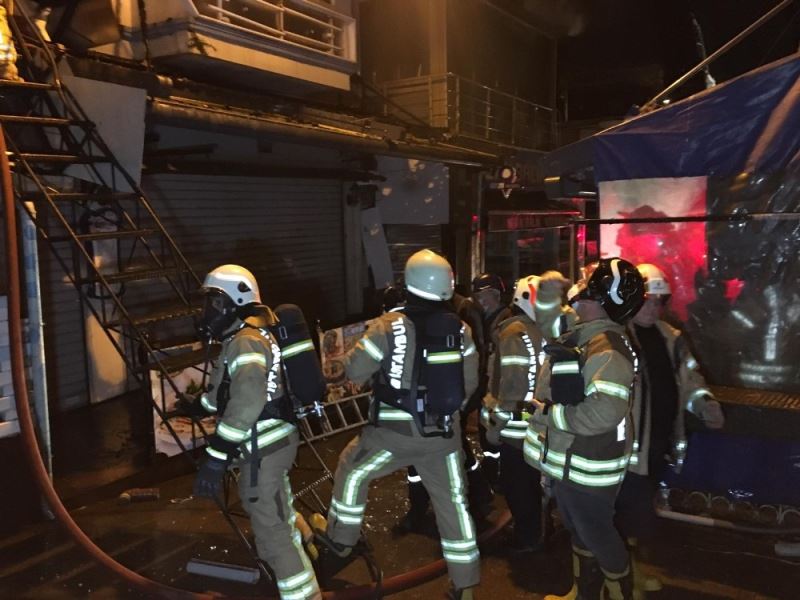 Kadıköy Balıkçılar Çarşısı’ndaki balık restoranı alev alev yandı
